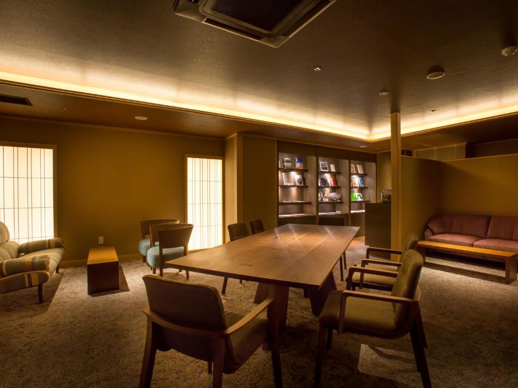 京都京都萨卡酒店的一间带木桌和椅子的用餐室