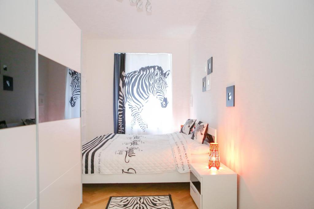 布拉格时尚公寓 - 距离地铁站仅有几步之遥的一间卧室,配有一张带斑马图的床铺