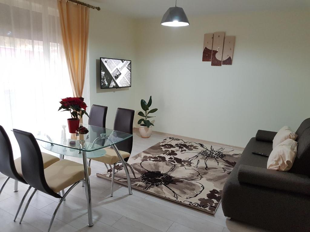 帕兰加Apartamentai "Nadiežda"的客厅配有玻璃桌和沙发
