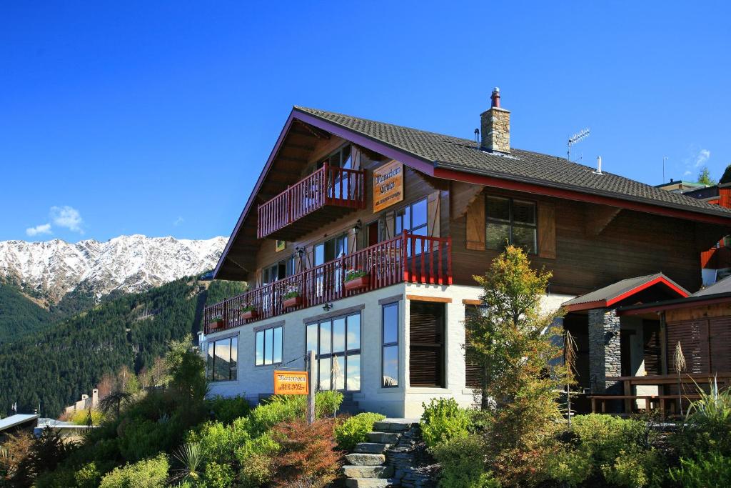 皇后镇Matterhorn Lodge的山丘上以山为背景的房子