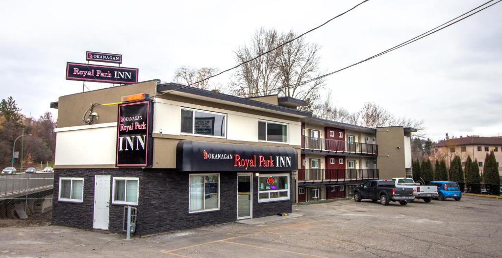 弗农Okanagan Royal Park Inn by Elevate Rooms的一座建筑,上面有阅读韩国美食旅馆的标志