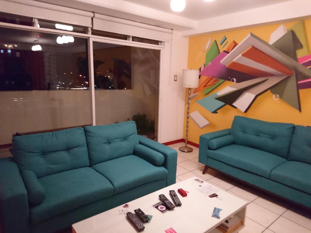 危地马拉Naths Apartment的客厅配有两张沙发和一张桌子
