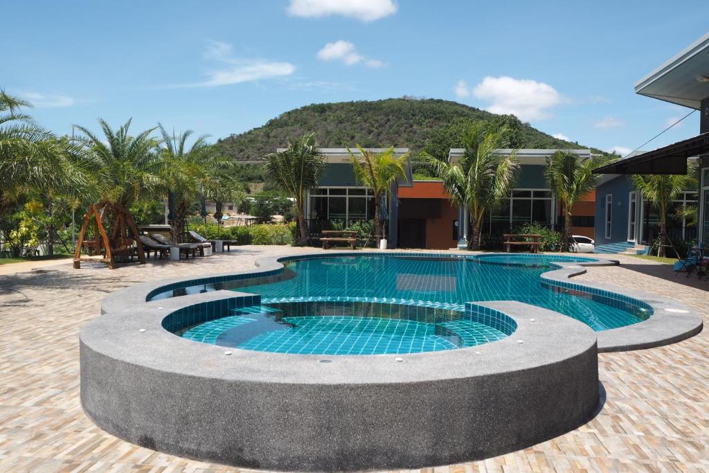 盼武里山景度假酒店的一座山前的游泳池