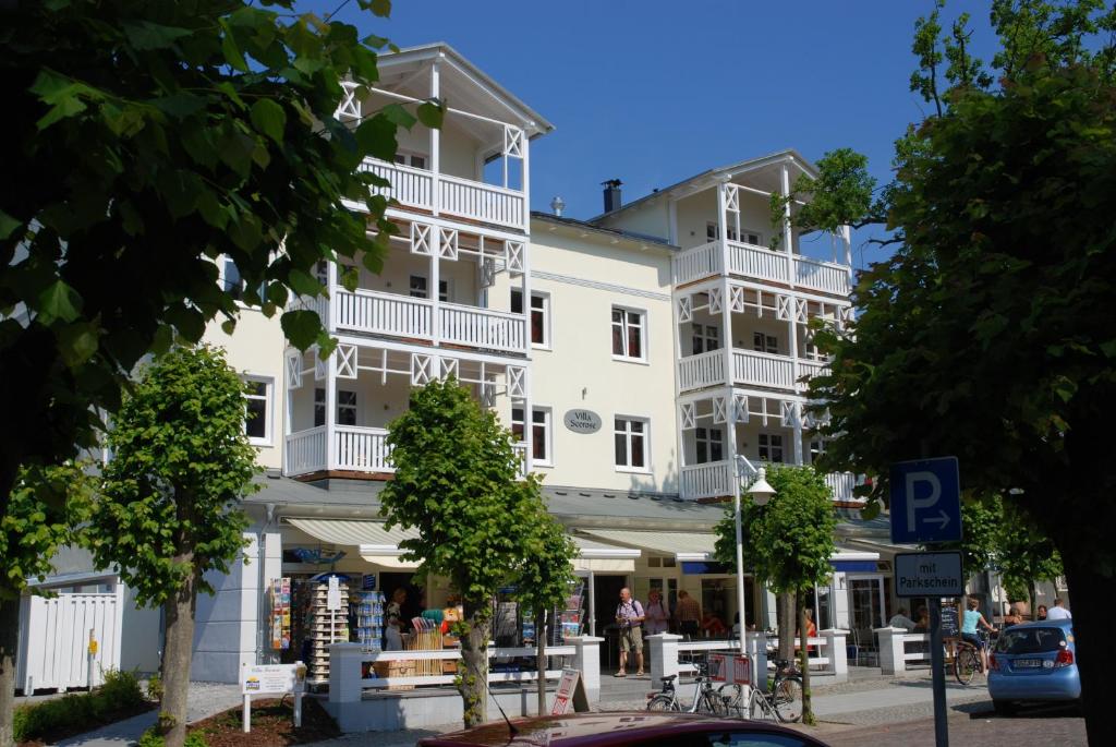 奥斯赛拜-塞林Villa Seerose - Appartement 01的白色的大建筑,街道上设有白色阳台