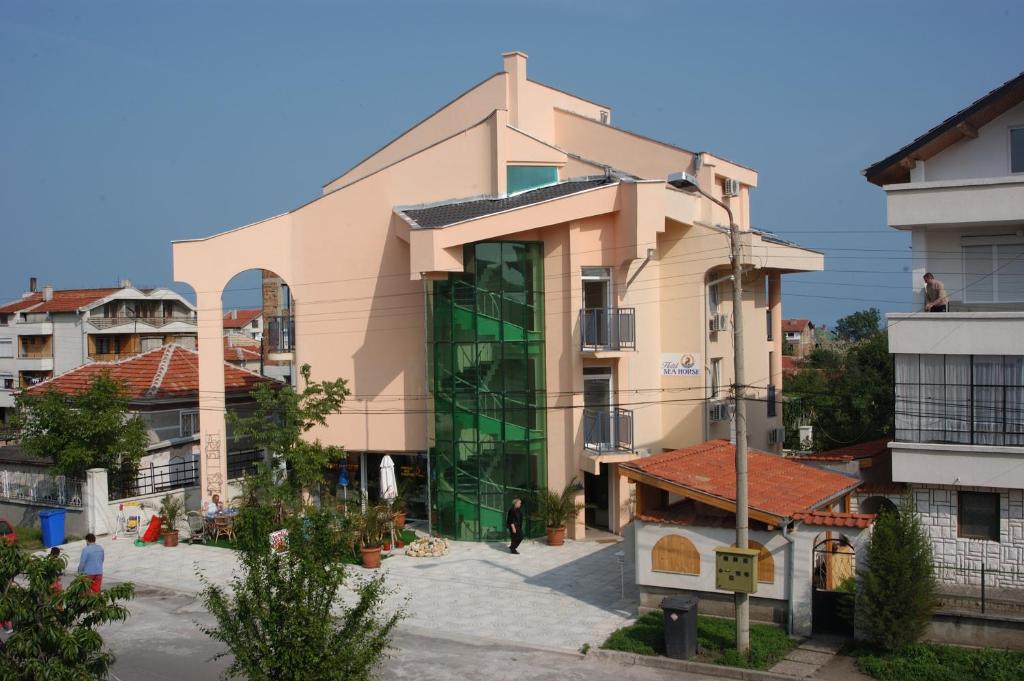 布尔加斯Sea Horse的一座城市中设有绿色窗户的建筑