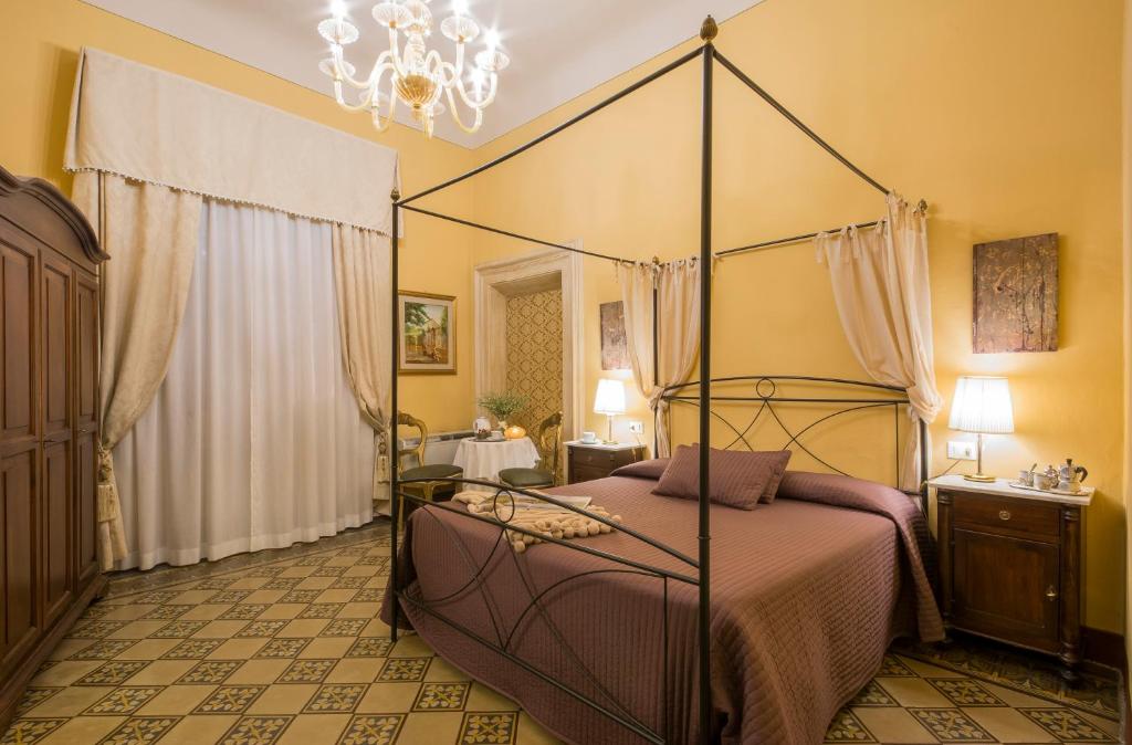卢卡拉波耶梅酒店的一间卧室配有一张带吊灯的天蓬床