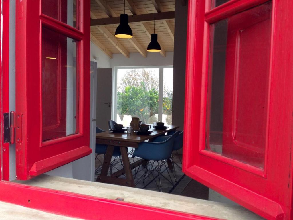 塞卡尔village loft的一间设有红色门和桌椅的房间