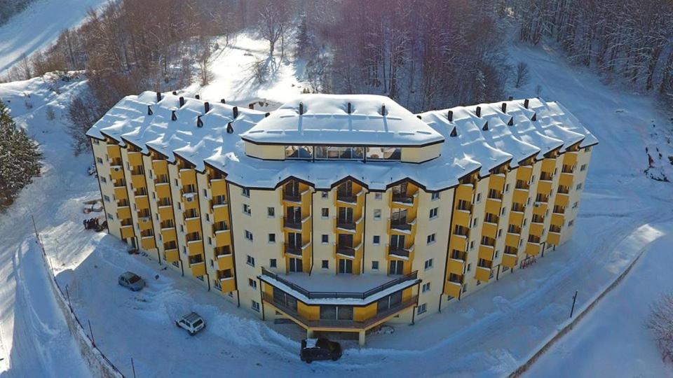 马夫罗沃Apartment Invictus Mavrovo的雪上积雪的建筑