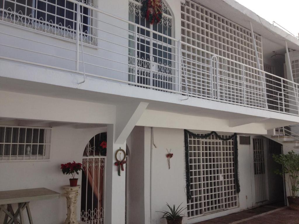 阿卡普尔科Casa Bocoyna的白色的房子,上面设有阳台
