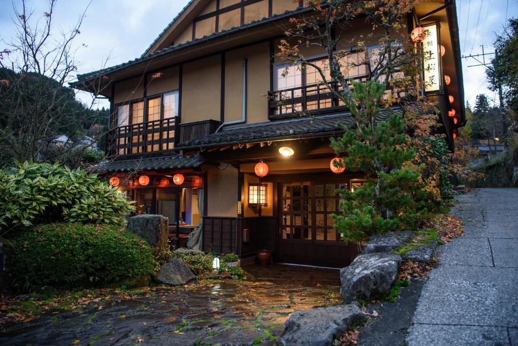 由布市雨诺希拉卡米亚纳吉亚日式旅馆的日式房子前面有灯笼