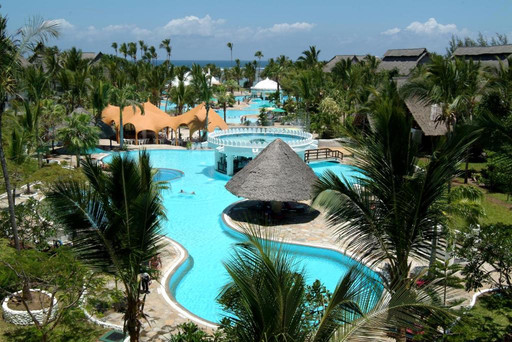 迪亚尼海滩南棕榈海滩度假酒店的享有度假村游泳池的空中景致