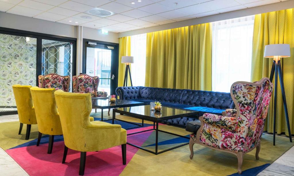 阿伦达尔吞阿伦达尔酒店 的客厅配有沙发和桌椅