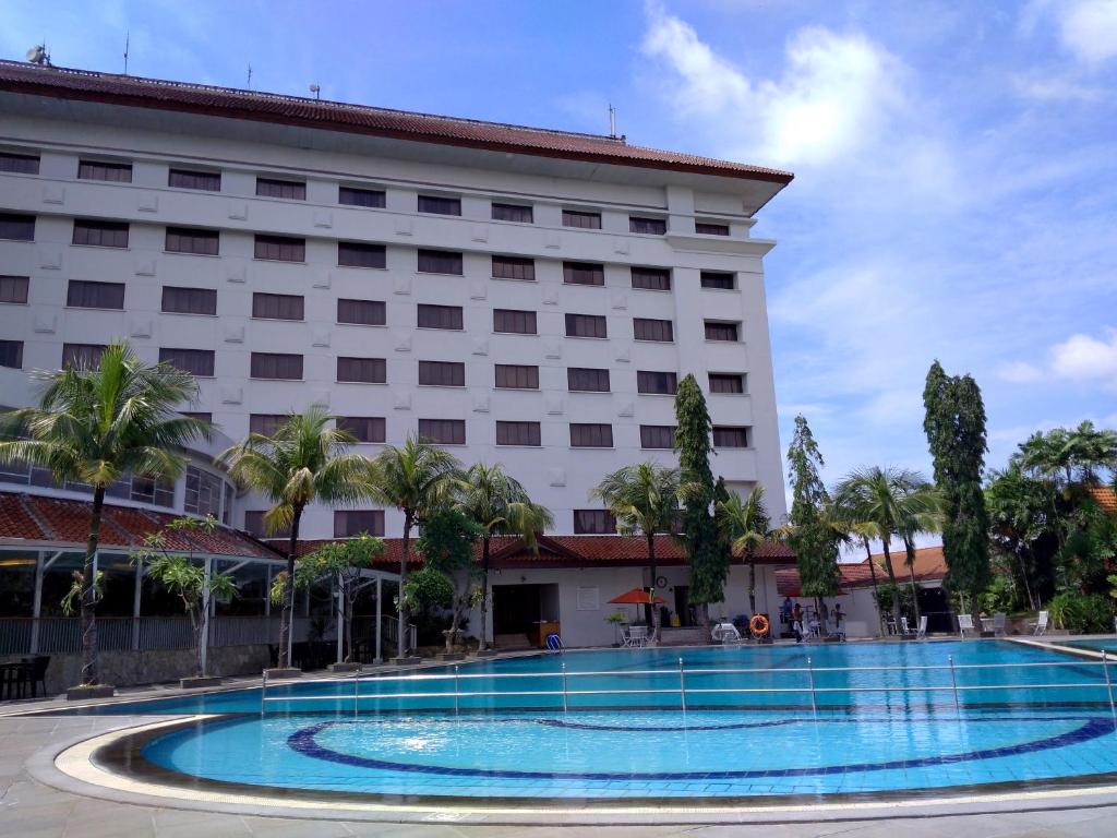 梭罗桑南索罗酒店的大楼前设有大型游泳池的酒店