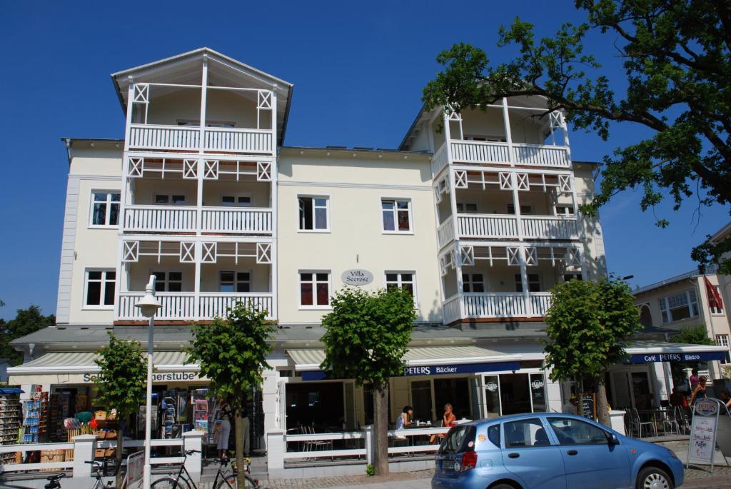 奥斯赛拜-塞林Villa Seerose - Appartement 04的前面有停车位的建筑