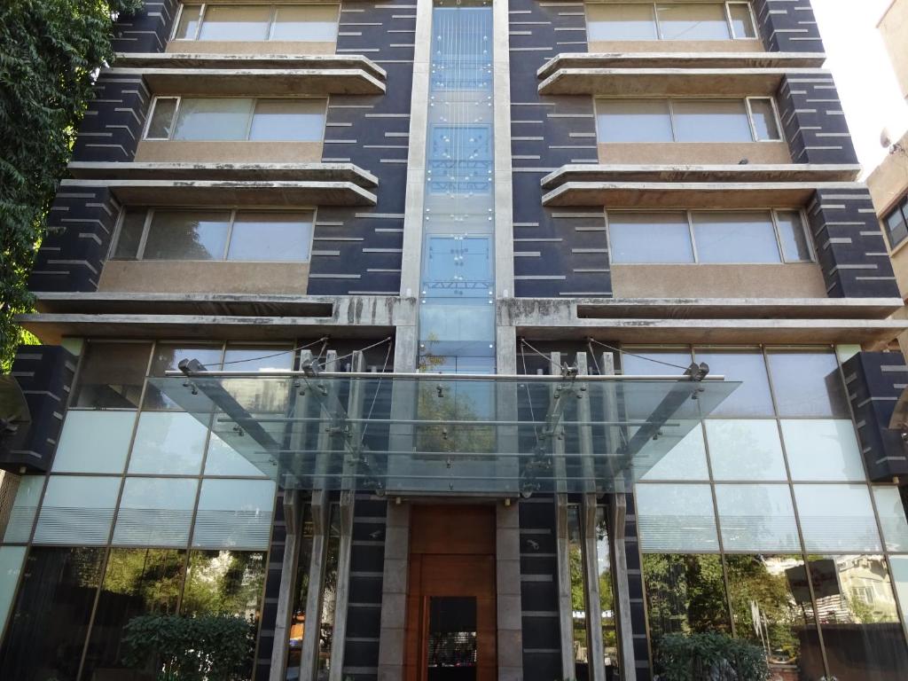 艾哈迈达巴德科斯莫普利谭酒店的前面有玻璃门的建筑