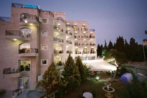 耶路撒冷阿达酒店的一座大建筑,前面有一个庭院