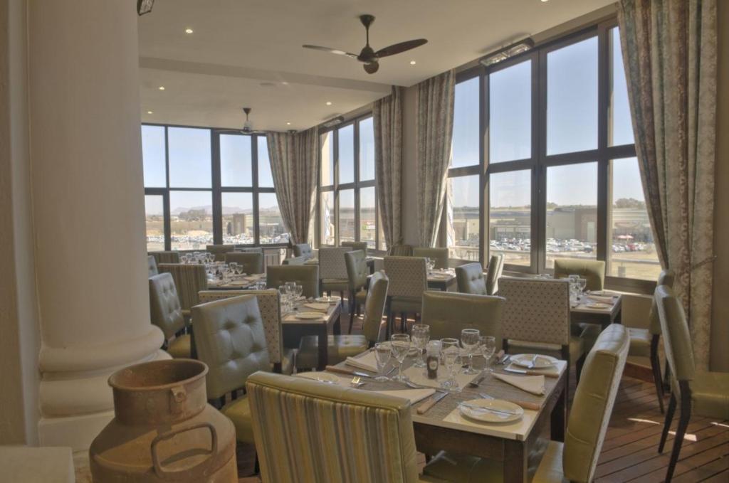 伯利恒边疆皮尔蒙特米特库尔特酒店，伯利恒的餐厅设有桌椅和大窗户。