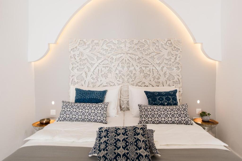 埃皮斯科皮·罗希姆诺Jasmine Holiday Villa的一间卧室配有白色床和蓝色枕头