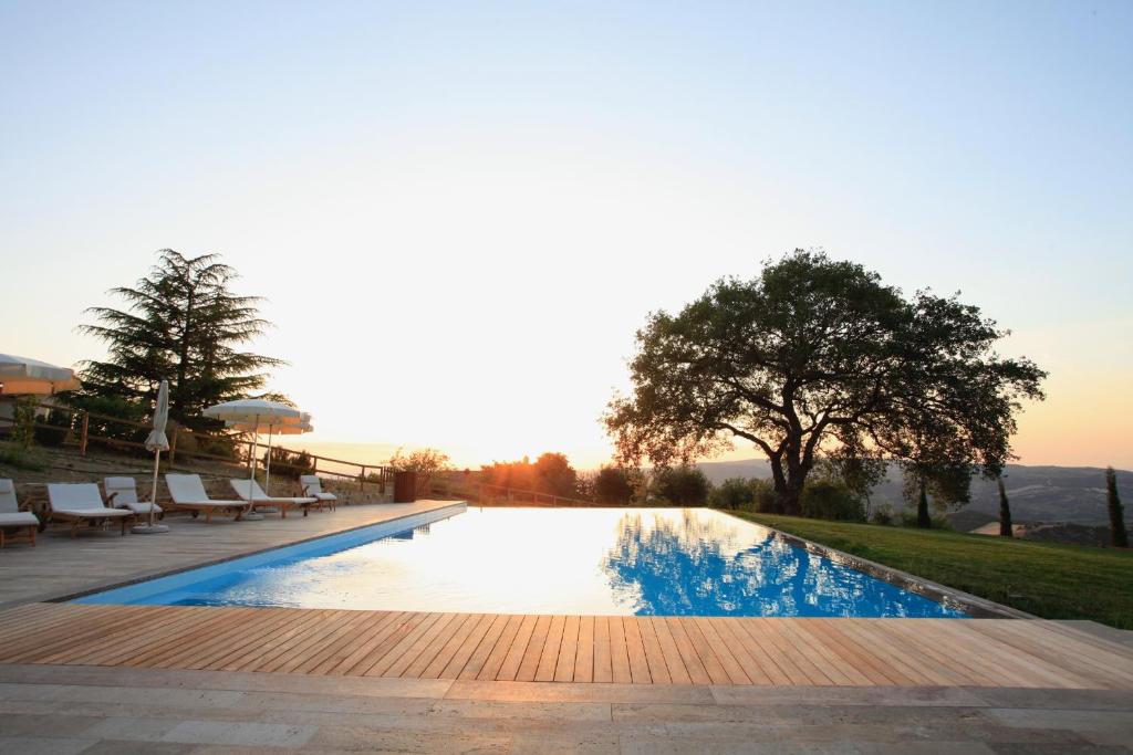 塞吉阿诺Vitabella Toscana的一座享有日落美景的游泳池
