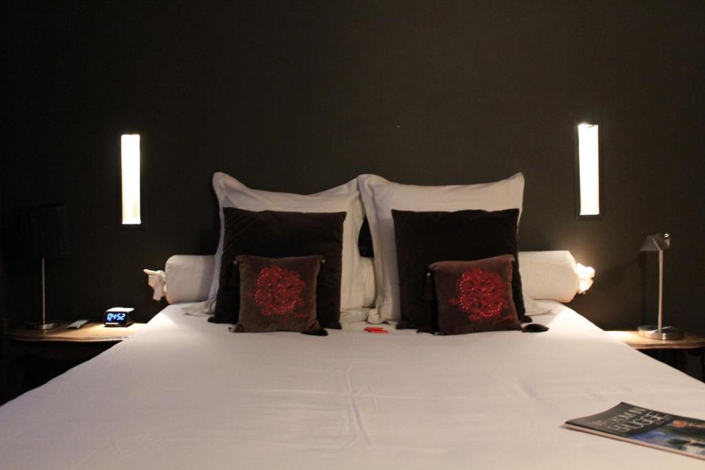 布鲁日安娜住宿加早餐酒店的卧室配有带枕头的大型白色床