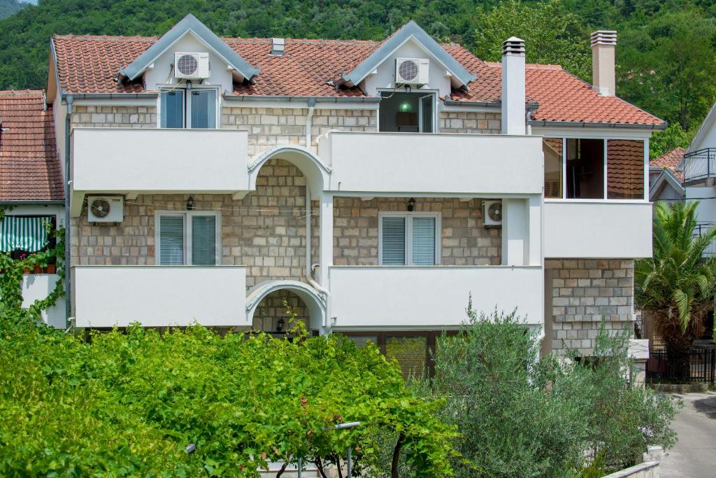 蒂瓦特Apartmani Krgušić的红色屋顶的房子