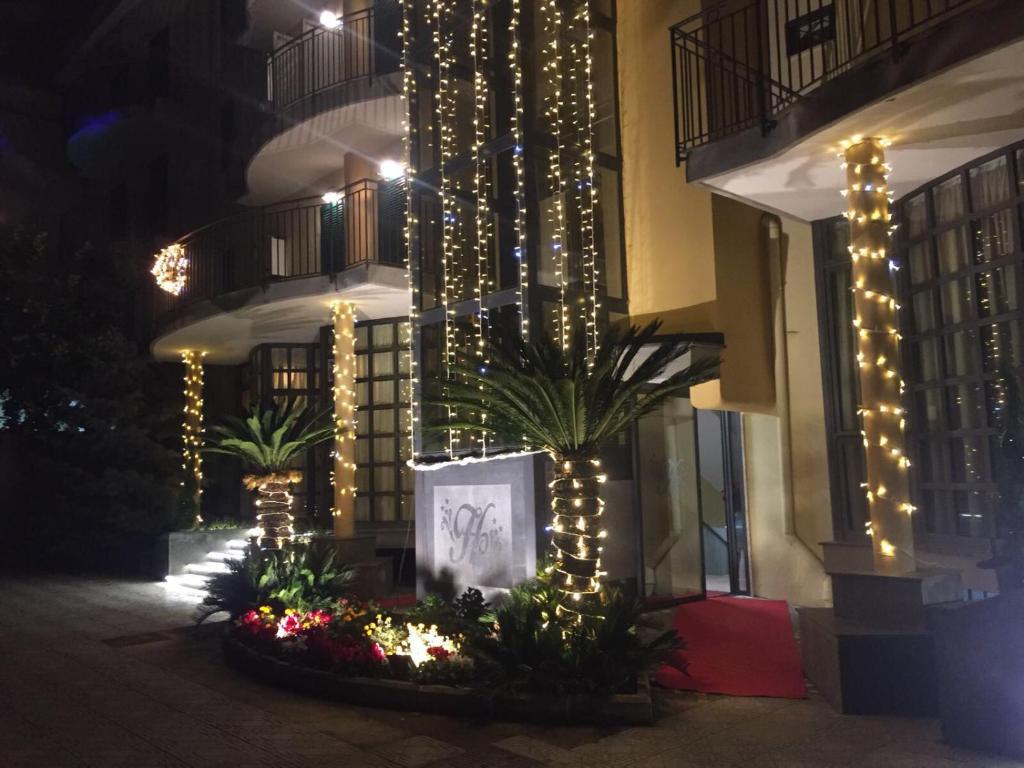 圣安蒂莫Hotel Chic的建筑的侧面有圣诞灯