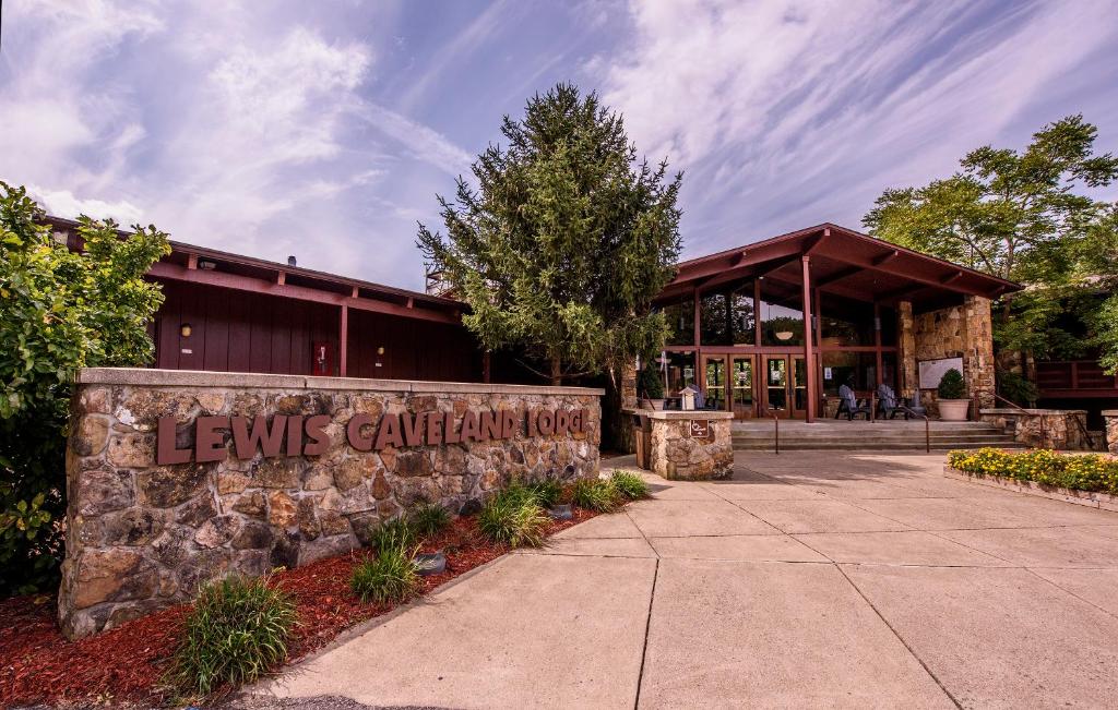 Olive HillCarter Caves State Resort Park的带有读 ⁇ 猴桃木的标志的建筑