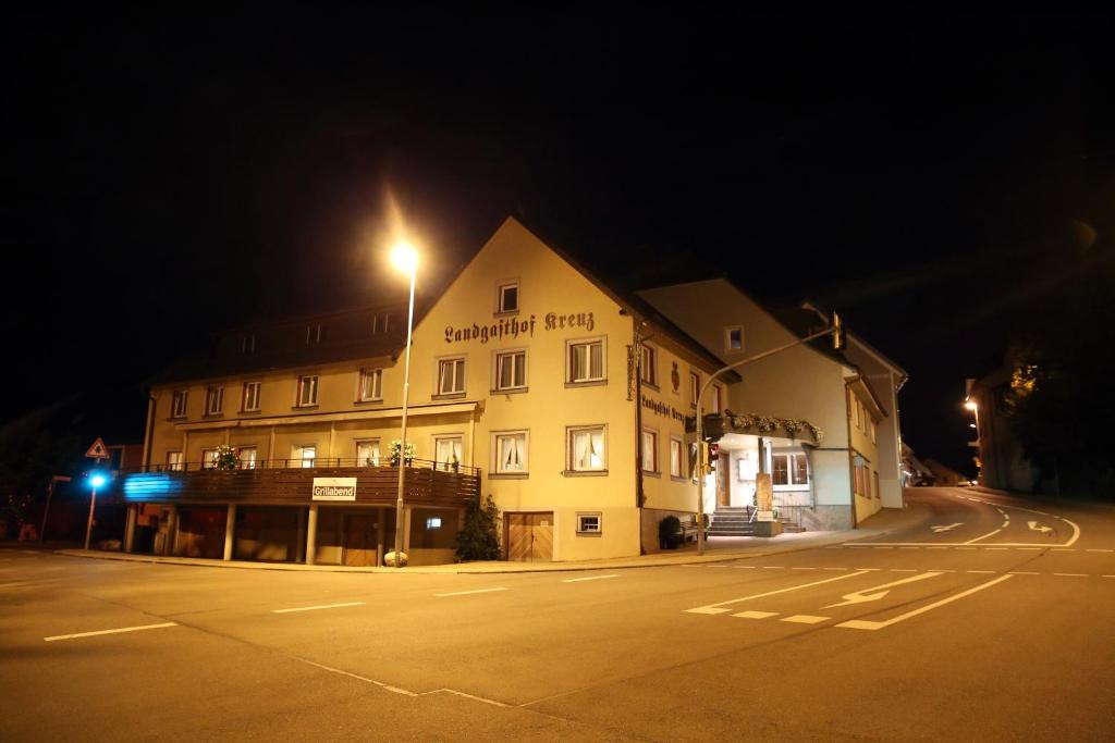 康斯坦茨Landgasthof Kreuz的街上的一座有街灯的建筑
