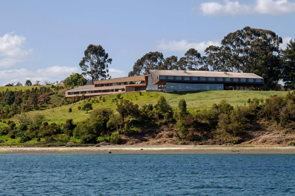 San José火奇洛埃山林小屋的水体旁山顶上的房子