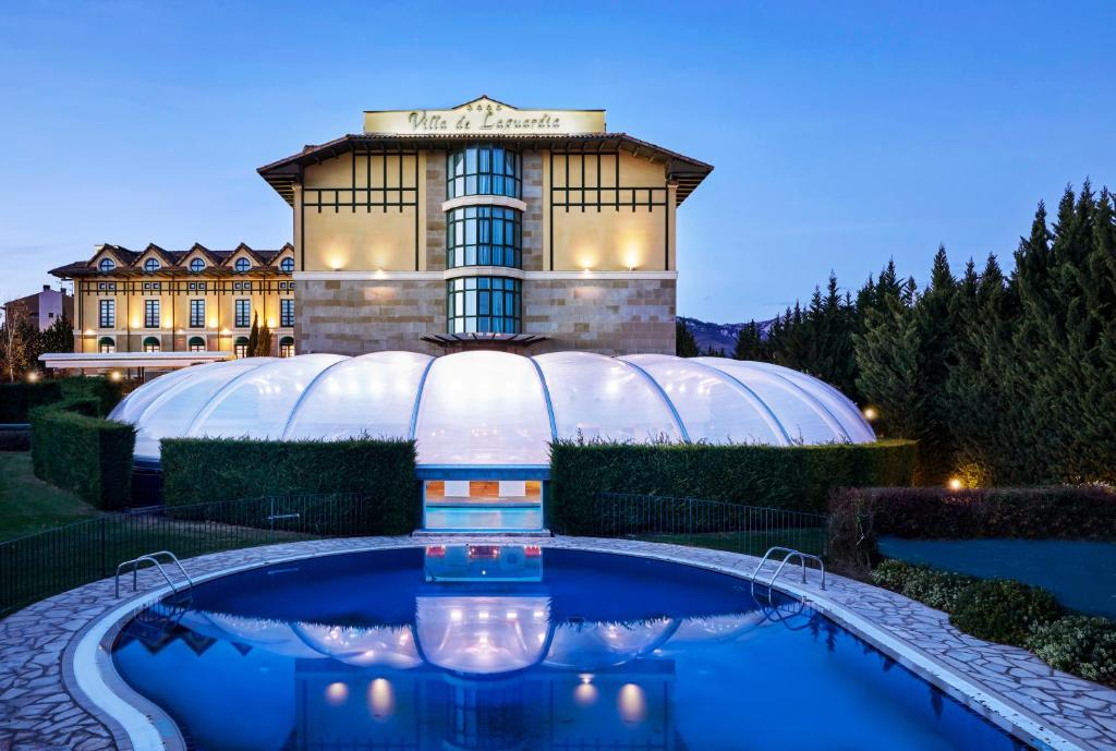 拉瓜迪亚Hotel Silken Villa de Laguardia的建筑前有游泳池的建筑