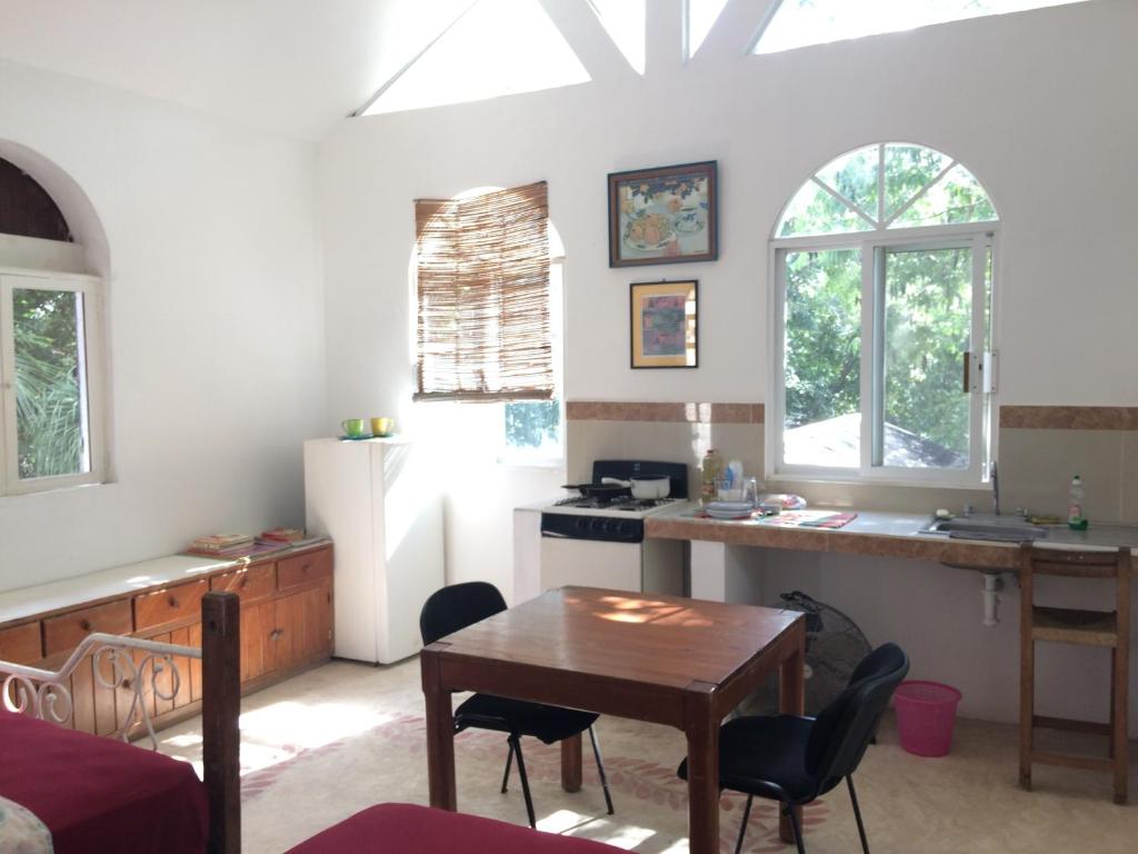 坎昆建筑学之家公寓的厨房以及带桌椅的起居室。