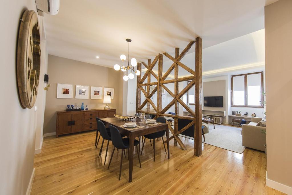 里斯本Downtown 2Bedroom Wonder的用餐室以及带桌椅的起居室。