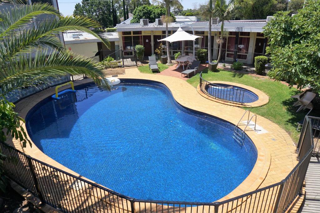 阿德莱德杰克逊汽车旅馆的院子里的大型蓝色游泳池