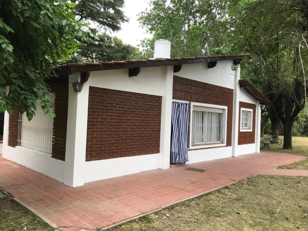 奇维尔科伊Chalet con piscina的白色和棕色的小房子
