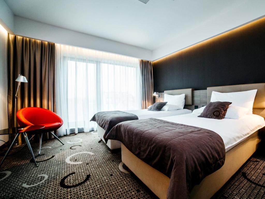 克拉科夫普鲁斯Q酒店客房内的一张或多张床位