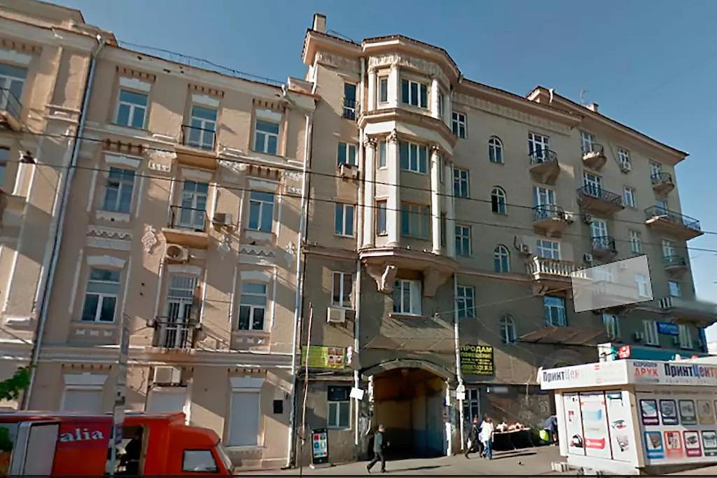 基辅拉维特斯托果之家公寓酒店的街道拐角处的大建筑
