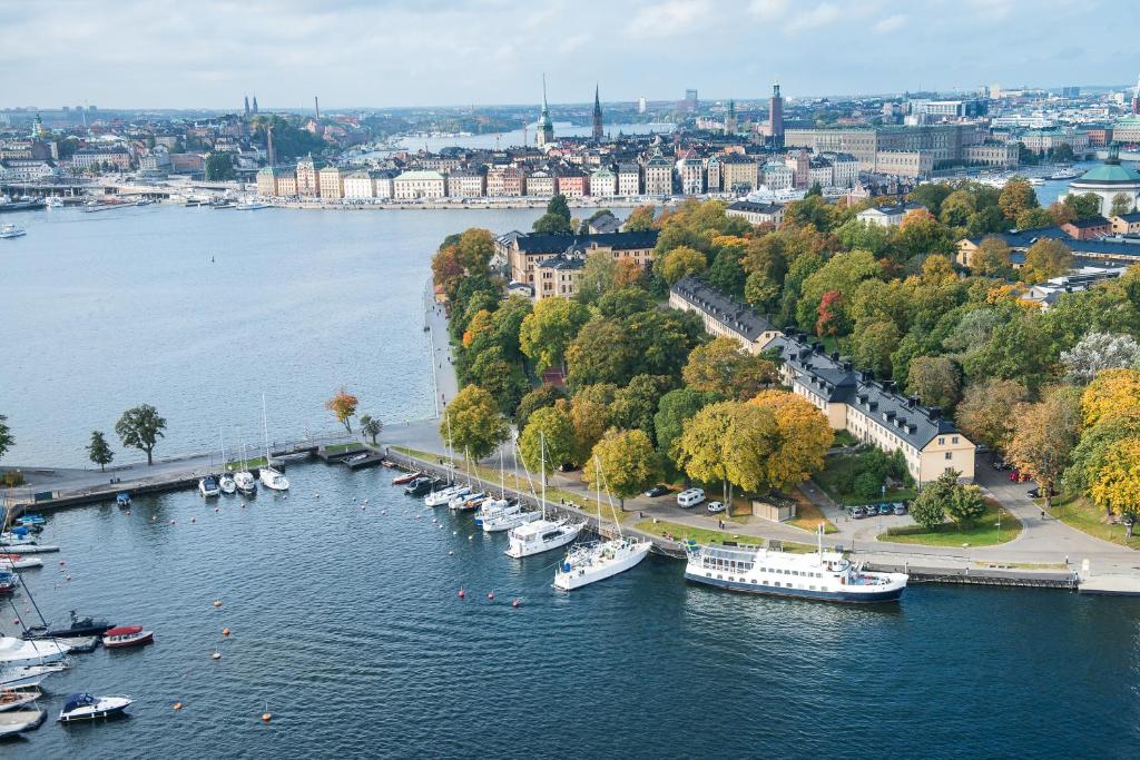 斯德哥尔摩Hotel Skeppsholmen, Stockholm, a Member of Design Hotels的海港的空中景色,水中有船只