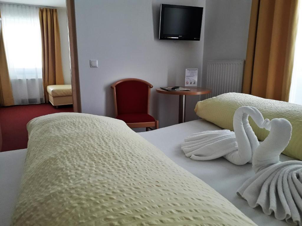 雷西亚Reschnerhof的酒店客房的毛巾制成的天鹅