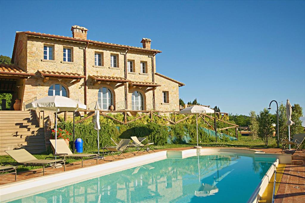 基亚恩尼Borgo in Chianni的房屋前有游泳池的房子