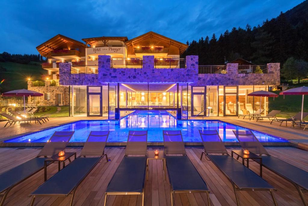 卡斯特尔罗托潜水者酒店的一座晚上设有游泳池的房子
