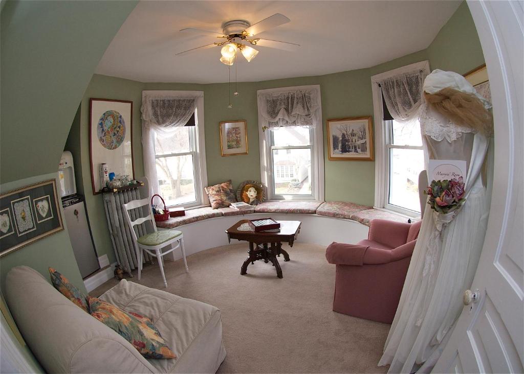 AmherstburgBondy House Bed & Breakfast的客厅配有沙发和桌子