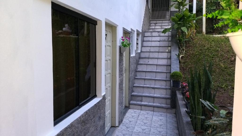 加斯帕Hostel Fariafaz的通往带窗户的房子的楼梯