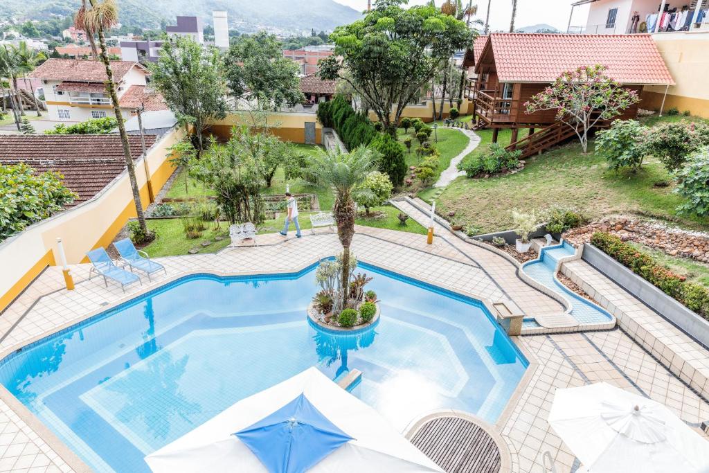 南雅拉瓜Pousada Homestay Jaraguá Do Sul的度假村游泳池的图片