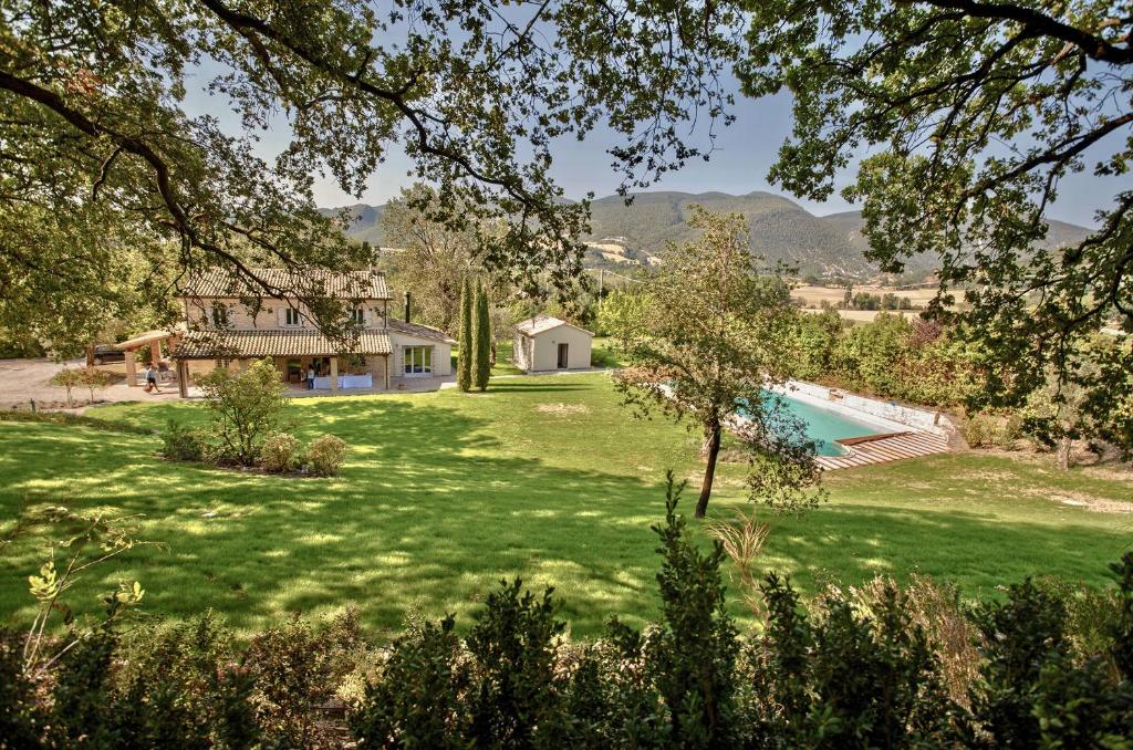 福松布罗内Casale Bellaguardia的享有带房屋和游泳池的庭院景致