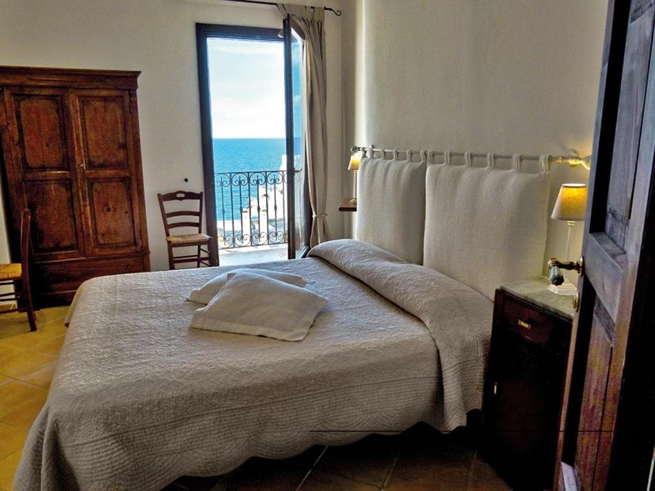 滨海波利尼亚诺卡萨住宿加早餐酒店的一间卧室设有一张床,享有海景