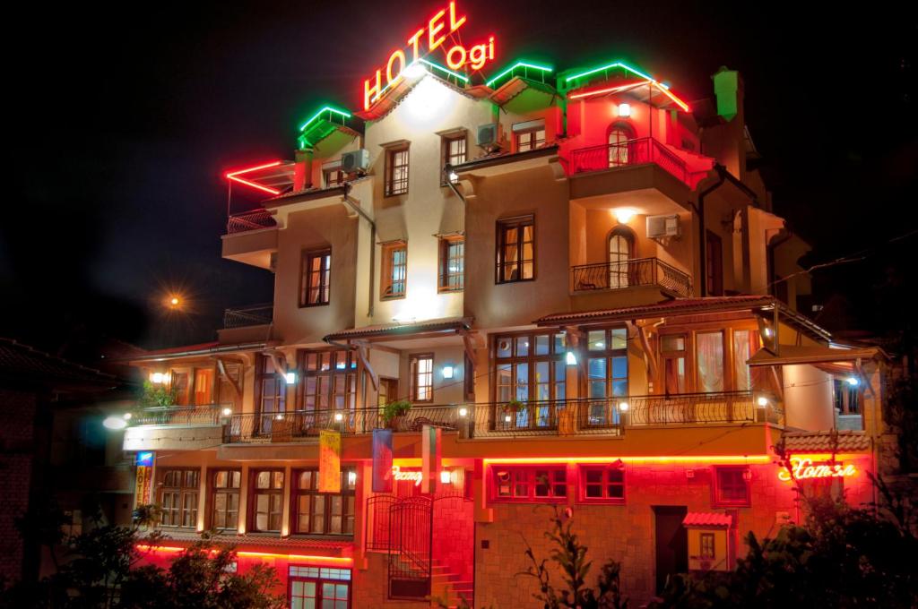 阿塞诺夫格勒奥吉家庭旅馆的一座有 ⁇ 虹灯标志的建筑