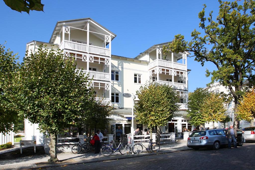 奥斯赛拜-塞林Villa Seerose - Appartement 13的一座白色的大建筑,前面有自行车停放