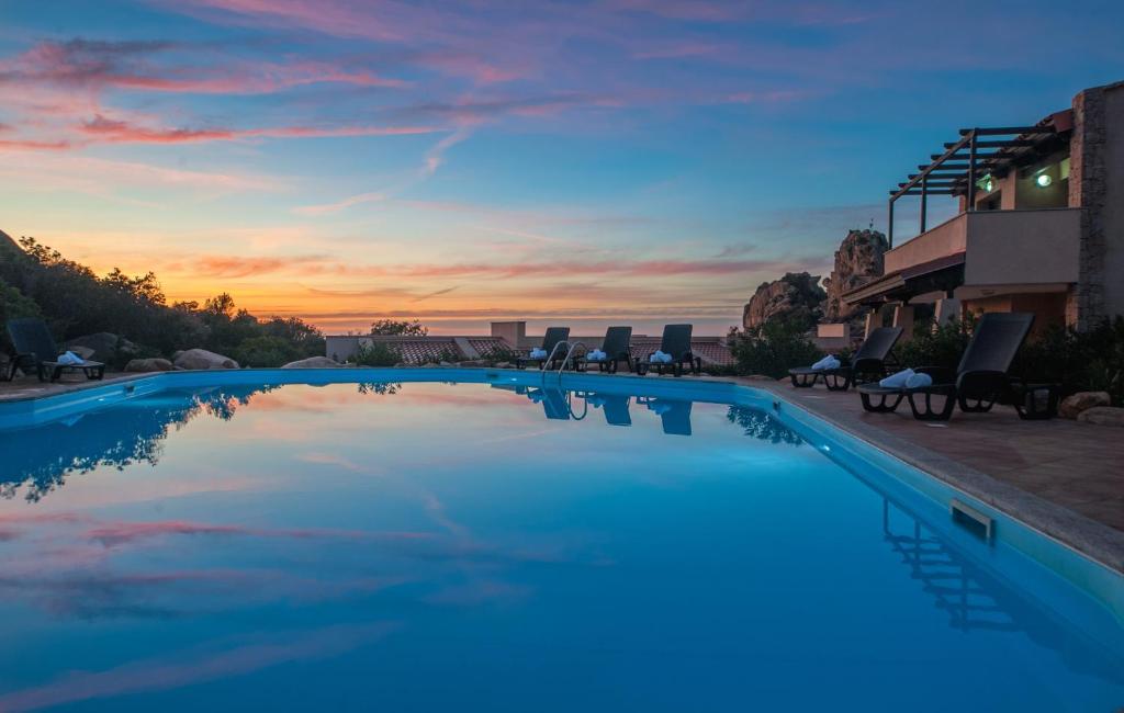 帕拉迪索海岸Gravina Resort & Apartments的一座享有日落美景的大型游泳池