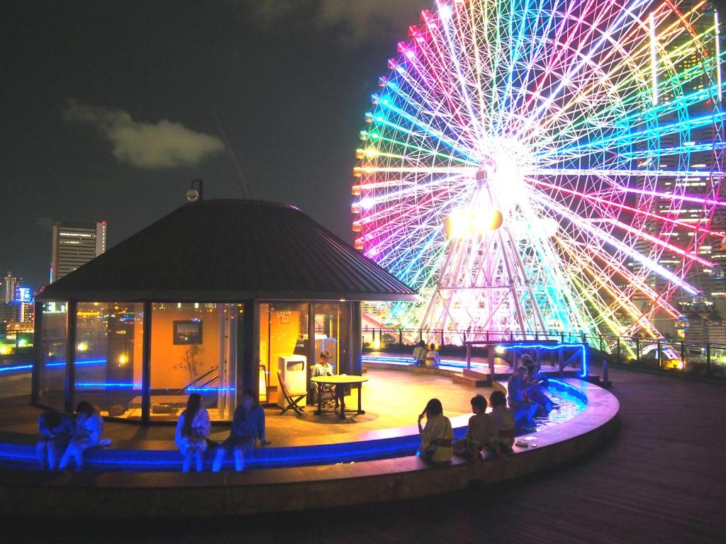 横滨横滨港未来万叶俱乐部酒店的摩天轮,前面的人坐在车轮上