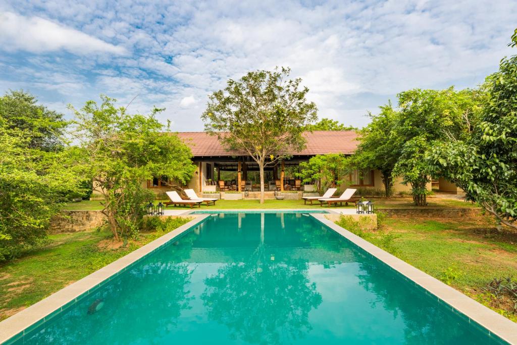 雅拉Nyne Hotels - Mayur Lodge, Yala的房屋前游泳池的图像